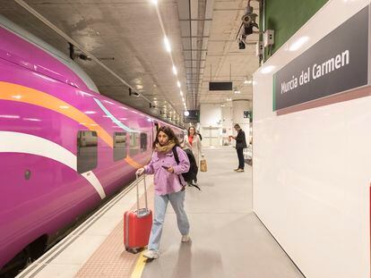 Llegada de los pasajeros del primer tren AVE de la compañía de bajo coste Avlo, este domingo procedente de Madrid a la estación Murcia del Carmen.