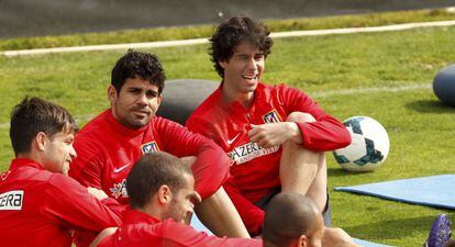 Diego Costa junto a sus compañeros en el entrenamiento. 