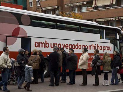 Vecinos de Gavà hacen cola para donar sangre para las víctimas de la explosión del miércoles.