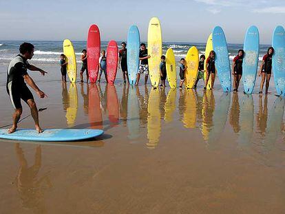 Clase de surf en la playa de la Barrosa, un arenal que se extiende a lo largo de ocho kilómetros en la costa gaditana, cerca de Chiclana de la Frontera.