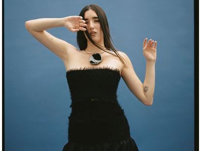 Judeline con vestido de DUARTE y collar de MICHAEL KORS COLLECTION.
