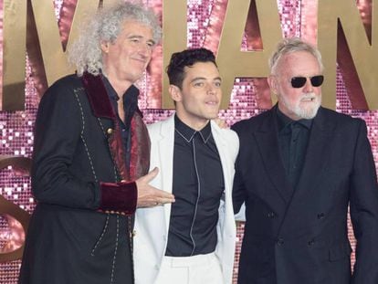 El actor Rami Malek (Freddie Mercury en 'Bohemian Rhapsody') entre los miembros de Queen Brian May y Roger Taylor, en el estreno de la cinta en Londres en octubre de 2018. En vídeo, tráiler de la película.