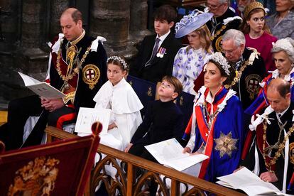 De izquierda a derecha, el príncipe Guillermo (primero en la línea de sucesión al trono británico), dos de sus hijos, la princesa Carlota y el príncipe Luis, la princesa de Gales y el príncipe Eduardo, en la coronación de Carlos III. 