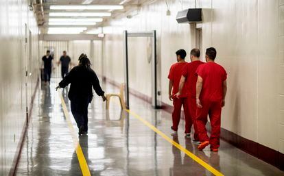 Detenidos recorren uno de los pasillos del Centro.