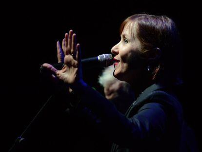 Suzanne Vega, durante su actuación la noche del viernes en el Teatro-Auditorio de Sant Cugat del Vallès.