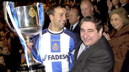 El presidente del Deportivo de La Coruña, Augusto César Lendoiro, junto al capital del equipo gallego, Francisco Gónzalez "Fran" y el trofeo de campeones de Copa del Rey.