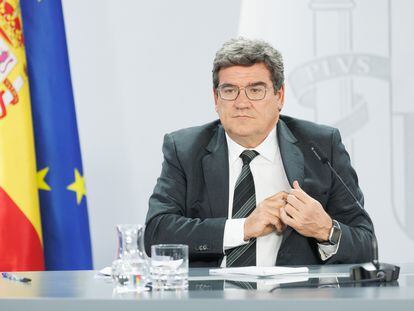 El ministro de Inclusión, Seguridad Social y Migraciones, José Luis Escrivá, durante una rueda de prensa posterior a la reunión del Consejo de Ministros, en el Palacio de La Moncloa, este martes.