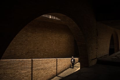 Gloria camina al interior del Exploratorio nacional.