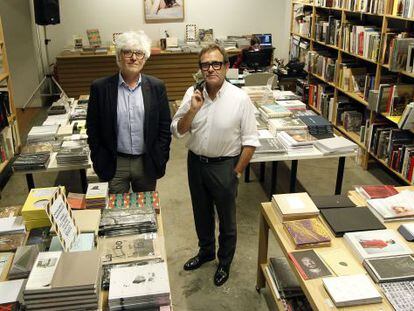 Alberto Fesser (a la izquierda) y Alberto Anaut, en la librer&iacute;a de La F&aacute;brica.