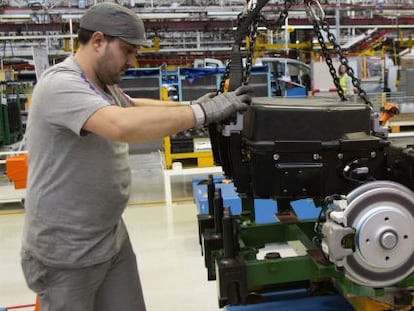 Dos operarios colocan las bater&iacute;as de la furgoneta el&eacute;ctrica Citro&euml;n Berlingo en la cadena de montaje de la planta de PSA. EFE/Archivo