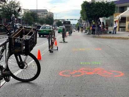 En León, México, los jóvenes bloquearon un carril principal con sus bicicletas como protesta para presionar al gobierno para transformar el carril en una vía ciclista.