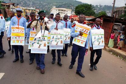 Miembros de un equipo de UNICEF informan a la población de Freetown, capital de Sierra Leona, sobre los síntomas de la enfermedad y las mejores prácticas para evitarla. Ya son 1.350 los muertos.