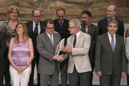 El presidente de la Generalitat de Cataluña, Artur Mas, recibe hace un año el primer informe elaborado por el Consejo Asesor para la Transición Nacional.