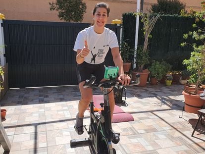 Carolina Marín pedalea sobre una bicicleta estática en su domicilio de Huelva. / IMAGEN CEDIDA