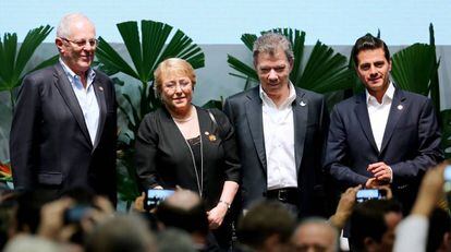 El presidente peruano Pedro Pablo Kuczynski, la chilena Michel Bachelet, el colombiano Juan Manuel Santos y el mexicano Enrique Pe&ntilde;a Nieto, durante la cumbre de la Alianza del Pac&iacute;fico. 