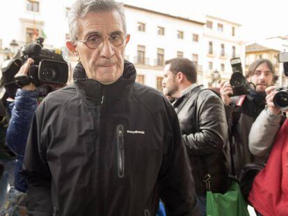 El padre Román, a su llegada a la sede de la Audiencia Provincial de Granada.