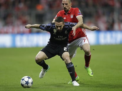 Carvajal protege el bal&oacute;n ante Ribery en el partido contra el Bayern en el Allianz. 