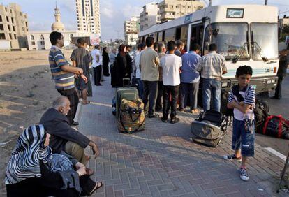 Palestinos esperan el autob&uacute;s de Gaza a Egipto a trav&eacute;s de Rafah en agosto de 2009.