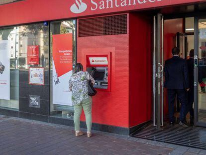 Vista de archivo de una sucursal del Banco Santander. 