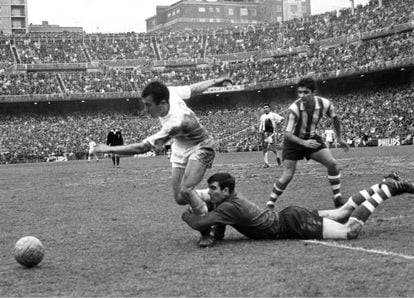 El guardameta del Athletic de Bilbao Iribar comete penalti sobre el delantero del Real Madrid Amancio, en el encuentro correspondiente a un partido de la Liga en 1968.