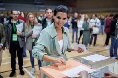 La presidenta y portavoz de Vox en la Comunidad de Madrid y candidata para la presidencia de la región, Rocío Monasterio, ejerce su derecho al voto en el Colegio San Agustín.