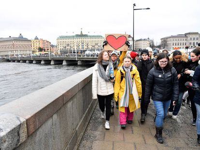 La joven activista ambiental sueca Greta Thunberg y su hermana Beata Thunberg en Estocolmo. 