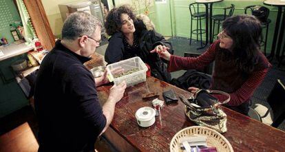 Socios de Le Santa le club comprando y fumando marihuana.