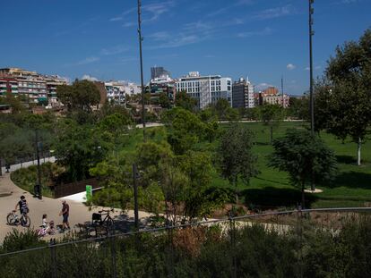 Gran "Clariana", la explanada de césped del norte del Parc de les Glòries, permanece cerrado.