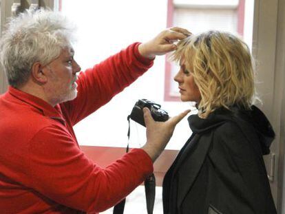 Almodóvar, con Emma Suárez, en las pruebas previas al rodaje de 'Silencio'.