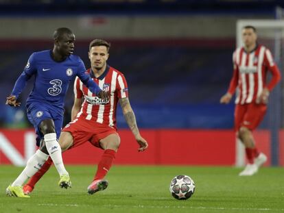 El jugador del Chelsea N'Golo Kante chuta la pelota ante Saúl Ñíguez, en el partido de Champions del año pasado