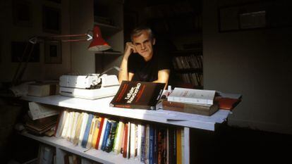 Milan Kundera, fotografiado en su casa de París en 1984.