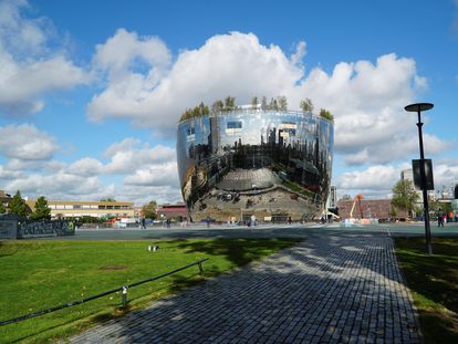 Vista, en la ciudad holandesa de Róterdam, del Depot, el primer almacén de arte en el mundo que permitirá al Museo Boijmans abrir al público toda su colección.