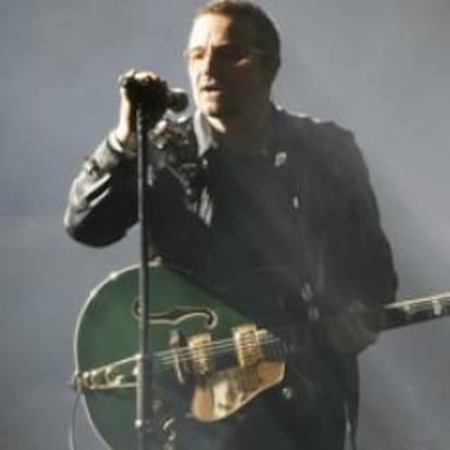 Bono, el cantante de U2, durante el concierto de Barcelona