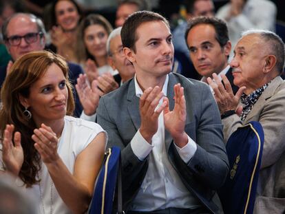 El secretario general del PSOE-M, Juan Lobato, junto a la portavoz de Más Madrid, Mónica García, durante un desayuno informativo, este lunes.