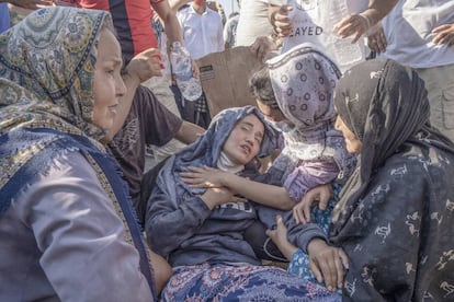 Una mujer se desmaya y convulsiona durante una manifestación organizada por migrantes para pedir libertad de movimiento, agua y comida.