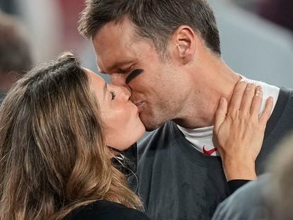Tom Brady y Gisele Bundchen se besan tras el triunfo de los Buccaneers en la Super Bowl de 2021.