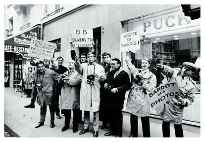 Paparazis en huelga ante el domicilio de Brigitte Bardot, avenida de Paul-Doumer, en París, 1965. Los fotógrafos exhiben pancartas con los lemas "1955... nos buscas. 1965... nos rechazas", "B. B., acuérdate de tus comienzos", "¡Brigitte, exageras!" y "¡Bardot, fotografías!".