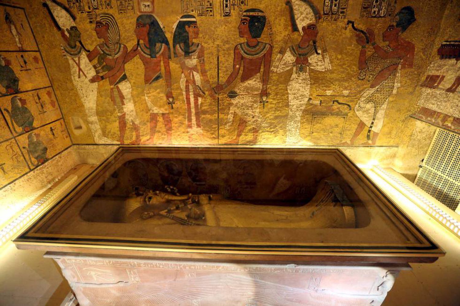 La cámara funeraria de la tumba de Tutankamón, en el Valle de los Reyes, con el sarcófago y dentro uno de los ataúdes del faraón.
