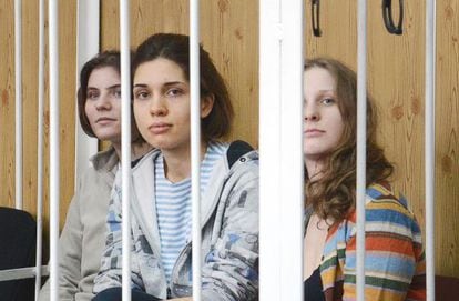 De izquierda a derecha, Y. Samutsevich, N. Tolokonnikova y M. Alyokhina, componentes del grupo en el juzgado el pasado 20 de julio, en Moscú.