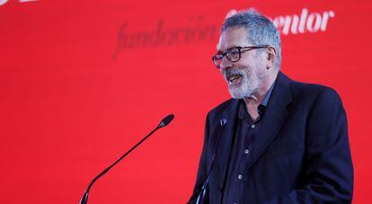 El escritor y traductor argentino César Aira pronuncia unas palabras tras recibir el premio Prix Formentor 2021.