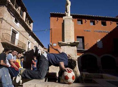 La fuente de la plaza de Gea, uno de los pueblos de entrada, junto a Albarracín y Bezas, al paisaje protegido de los Pinares de Rodeno.