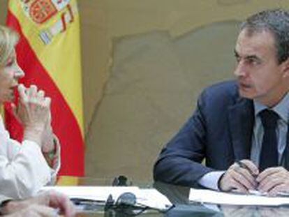 Zapatero, Salgado y Jáuregui durante la reunión en La Moncloa.  