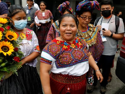 La mujer indígena guatemalteca Juana Alonzo Santizo, que estuvo injustamente encarcelada durante siete años, junto a sus vecinos en Ciudad de Guatemala, el 22 de mayo de 2022.