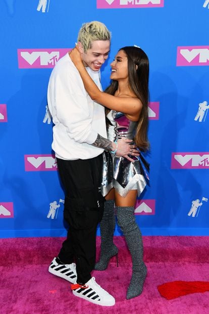 Pete Davison y Ariana Grande en la gala de los MTV Video Music Awards 2018.