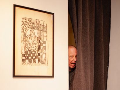 El cineasta y artista Adolfo Arrieta, en su exposición en el Espacio Valverde (Madrid).