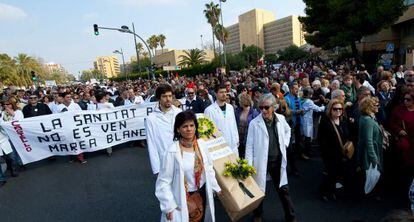 Los participantes en la manifestaci&oacute;n en defensa de la sanidad p&uacute;blica celebrada este domingo en Valencia. 