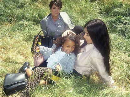 North West sonríe en brazos de su madre, Kim Kardashian, y delante de su abuela, Kris Jenner, para la campaña de Fendi.