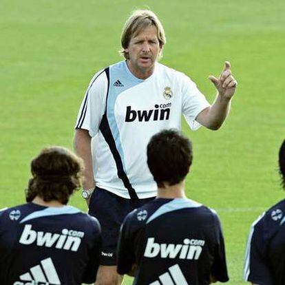 Bernd Schuster da instrucciones a los jugadores del Madrid durante un entrenamiento.