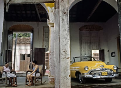 Un Buick de los años cincuenta en el portal de una casa de Trinidad, en Cuba.