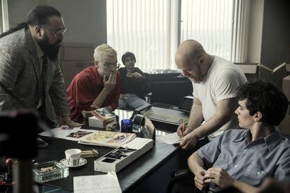 El director David Slade (segundo por la derecha), durante el rodaje de 'Bandersnatch'.